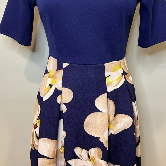 Women’s Fit and Flare Dress with Pockets - Picture 4 of 11